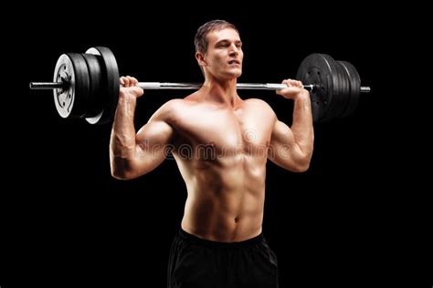 atleta de sexo masculino del levantamiento de pesas que levanta a un peso pesado imagen de