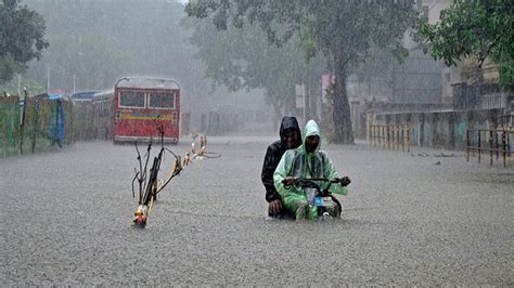 Monsoon Rains Wreak Havoc In Kerala 3 Dead Thousands Displac