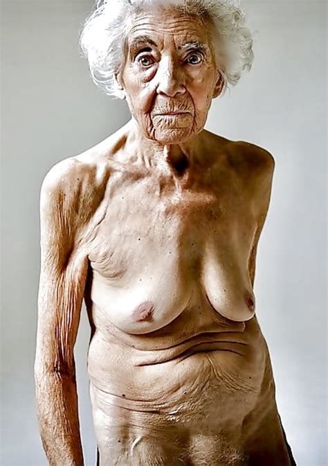 裸の非常に古い女性 ポルノ写真