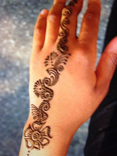 While you often see henna stands. Pin by Vandana Ravindran on mehandi | Hand tattoos, Henna ...