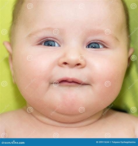 Cara Del Bebé De Ojos Azules Agradable Foto De Archivo Imagen De Puro