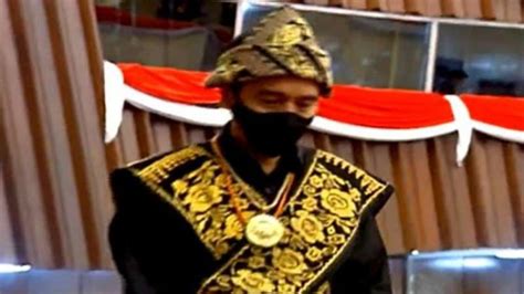 Jokowi Pakai Baju Adat Sabu Ntt Di Sidang Mpr 2020 Aura Keemasan