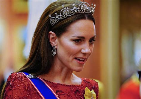 Kate Middleton Wore The Lotus Flower Tiara With A Red Jenny Packham