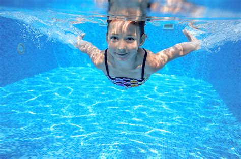 Glückliche Mädchen Schwimmt Im Pool Unter Wasser Aktives Kind Schwimmen Stockfoto Und Mehr