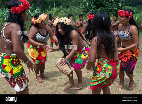 Música Y Baile En La Aldea De La Tribu Indígena Embera Embera Village Panamá Aldea De Los