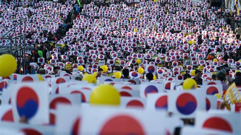 in seoul crowds denounce a divisive politician days later others defend him the new york times