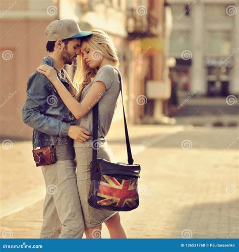 casal sensual apaixonado ao ar livre foto de stock imagem de caucasiano menina 136531768
