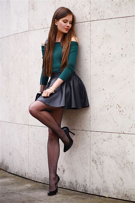 Zielona bluzka skórzana czarna spódniczka i rajstopy kabaretki Ari Maj Personal blog by Ariadna