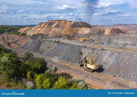 Quarry Aggregate With Heavy Duty Machinery Construction Industry
