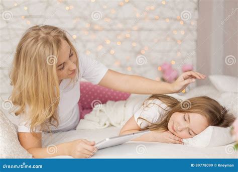 La Madre Puso A Su Hija Para Dormir Con La Tableta Interior Cuidado Del