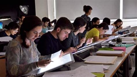 Estudiante trabajando en el ordenador portátil. Dos de cada diez estudiantes abandonan la universidad sin ...