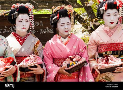 Japon Kyoto Trois Geisha Japonais Geiko Portant Des Kimono Roses Et