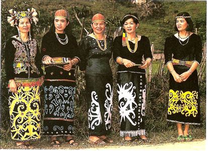 Antara kumpulan etnik di sarawak adalah iban, bidayuh, melanau, orang ulu iaitu penan, kayan, kenyah, kelabit, lun bawang, kedayan, bisaya di sarawak, perayaan yang disambut oleh etnik iban dan bidayuh adalah pesta musim menuai atau dikenali sebagai hari gawai dayak yang disambut. 5 Etnik Yang Telah Dan Hampir Pupus Di Sarawak