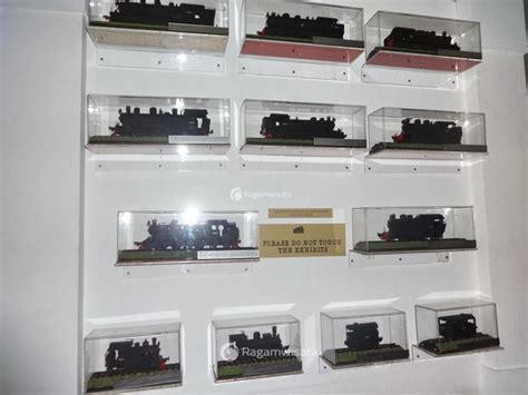 Uniknya satu pintu bisa memiliki daun pintu hingga enam lapis. Museum Lawang Sewu, Wisata Sejarah di Semarang Kota ...