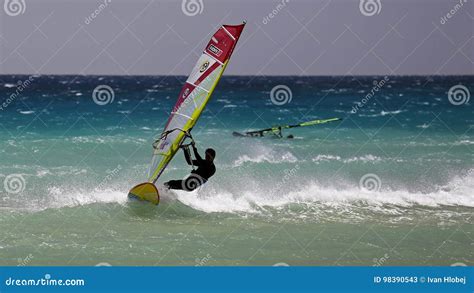 Windsurf En La Playa De Risco Del Paso Fuerteventura Islas Canarias Foto De Archivo Editorial
