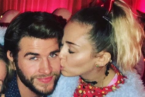 Miley Cyrus Gives Liam Hemsworth A Christmas Kiss Liam Hemsworth Miley Cyrus Just Jared