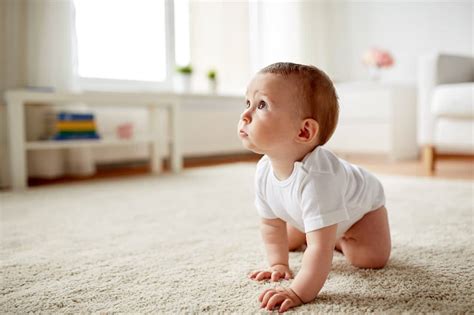 Wann dein kind krabbelt, sitzt und läuft und wie du ihm dabei helfen kannst, liest du hier. Ab wann krabbeln Babys? Der Weg zur selbstständigen ...
