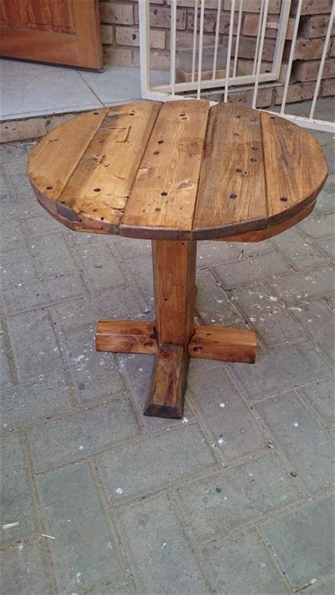 The dy60r makes moving your round tables easy. DIY Pedestal Pallet Round Coffee Table | 99 Pallets
