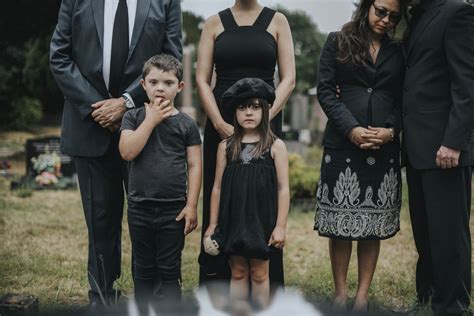 悲伤的孙子们站在坟墓旁素材 高清图片 摄影照片 寻图免费打包下载