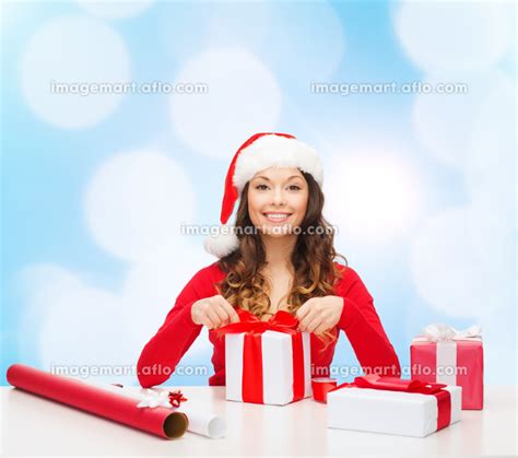 Smiling Woman In Santa Helper Hat Packing Tsの写真素材 110485865 イメージマート