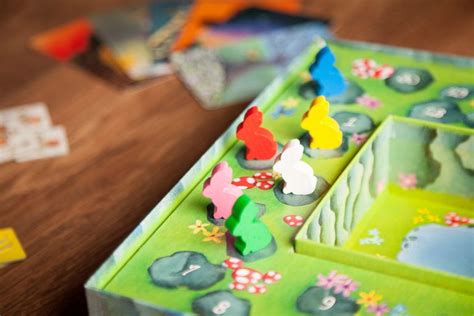 Charadas es un juego para personas de todas las edades y todos los tamaños de grupos. Juegos de mesa para adivinos... ¡adivina, adivinanza!