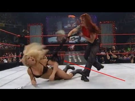 Trish Stratus And Lita Street Fight Wwe Raw Lita Vs Trish Stratus Chicago Street Fight Match