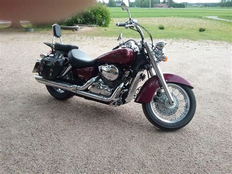 Sit on a shadow spirit 750 and we know what you're going to think: Honda Shadow 750 VT 750 C4 750 cm³ 2004 - Lieto ...