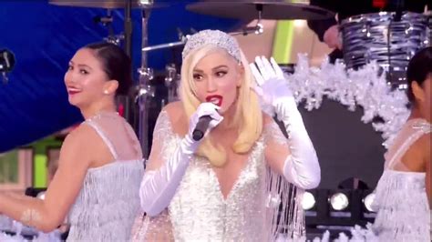 [hd] gwen stefani white christmas live at macy s thanksgiving day parade 2017 youtube