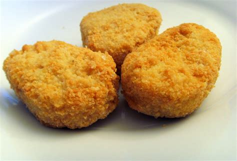A small compact portion or unit: Chicken Nuggets - Lebensmittelfotos.com