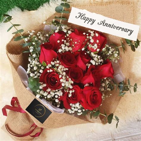 Download Anniversary Bouquet Of Red Roses Wallpaper