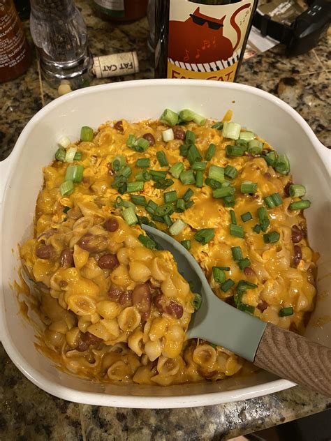 Store brand Mac mixed with some vegetarian chili = absolute bliss