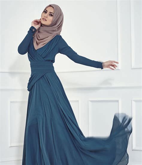 Wanita mengenakan pakaian yang disebut sari, dan pria mengenakan pakaian yang disebut dhoti atau lungi. 12 Contoh Model Baju Sari India Muslim 2016