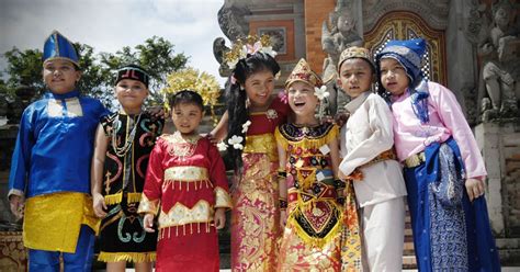 Secara teori mungkin kita bisa mengatakan bahwa untuk menjaga kebersamaan di tengah keberagaman kita harus saling menghormati perbedaan. 5 Faktor Penyebab Keberagaman Masyarakat Indonesia ...