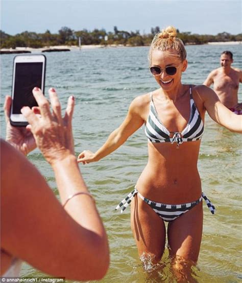 The Bachelor S Anna Heinrich Flaunts Body On Holiday Daily Mail Online