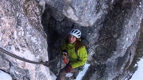 (470 höhenmeter, 1250 klettermeter, schwierigkeit c/ d) ist der einstieg über eine steile felsplatte (b/c) geschafft, erreicht man über eine lange querung (b). Donnerkogel Intersport Klettersteig - Gosau - YouTube