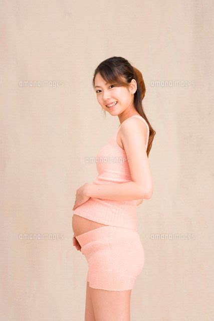 横向きの妊婦 の写真素材イラスト素材アマナイメージズ