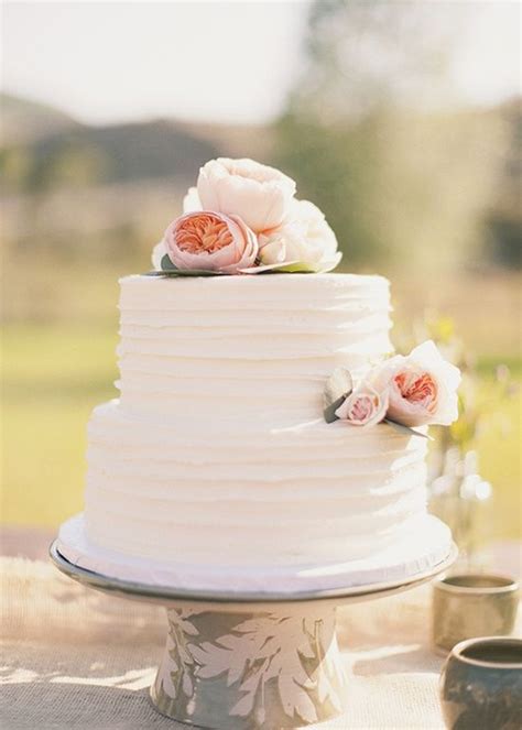 Not only have i baked for my sister's and know what grocery stores sell plain white cakes, have your local cupcake shop on speed dial, or whip up some fairy buns. 30 Delicate White Wedding Cakes | Deer Pearl Flowers