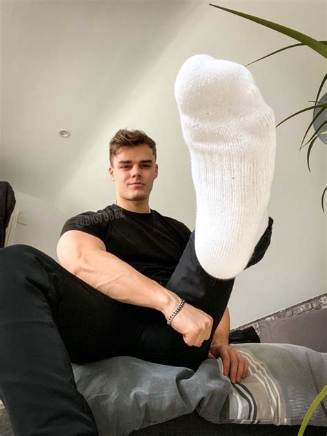 𝐁𝐢𝐠𝐓𝐨𝐛𝐞𝐳 💦 On Twitter Rt Bigtobez I Need A Sub To Come Rub My Feet Rn Todays Been A Fucking