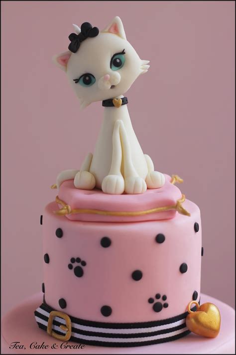 I used vanilla but what ever you like best will be perfect. Tea, Cake & Create: Cat Themed Cake