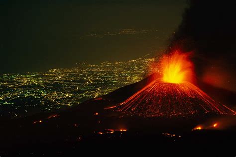 Η ονομασία αίτνα μπορεί να προέρχεται από την ελληνική λέξη αίθω, που σημαίνει «καίγομαι», ή τη φοινικική λέξη «attano».οι άραβες ονόμαζαν το βουνό gibel utlamat, το βουνό της φωτιάς. Alla scoperta dell'Etna, il vulcano più alto d'Europa