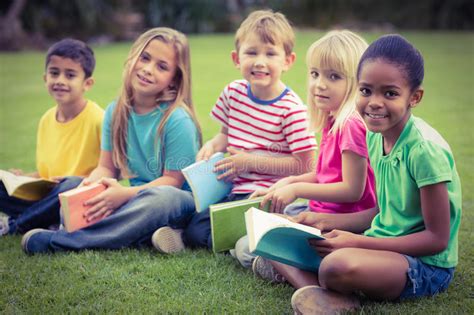 Camarades De Classe De Sourire Avec Des Cartables Photo Stock Image Du Ensemble Pupille 58118704