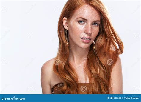 Rotes Hauptmädchen Mit Dem Langen Und Glänzenden Gewellten Haar Schönes