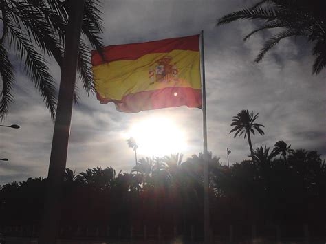 Bandera Española Ondeando Tomada Con El Sol Al Atardecer ¡viva España