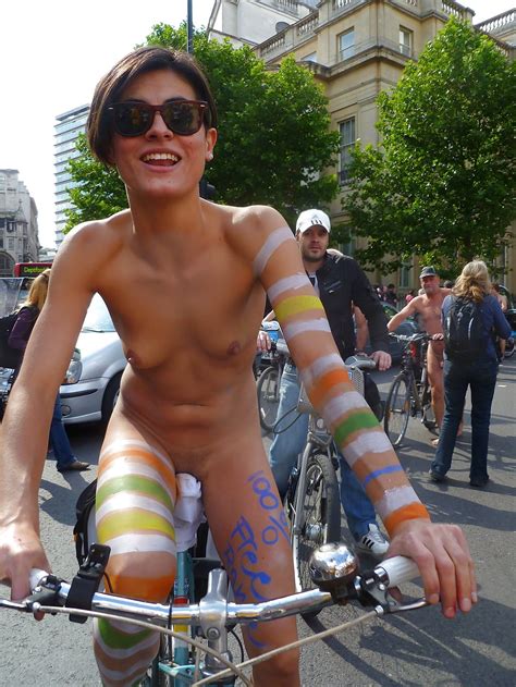 Skinny Girl At World Naked Bike Ride 4 Immagini