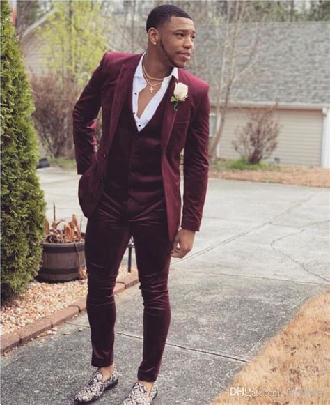 Burgundy Wedding Tuxedos 2019 Two Button Peaked Lapel Groom Suit