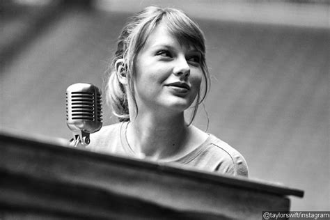 Taylor Swift Holds Private Concert And Pizza Party For Arizona Foster