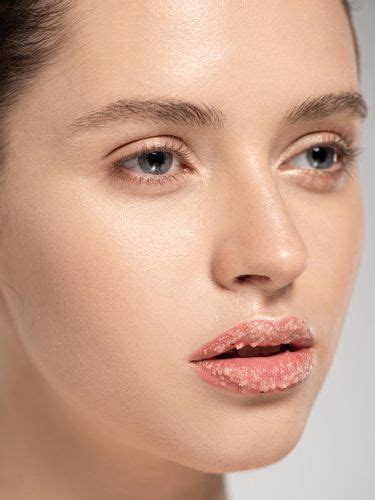 9 Cara Mencerahkan Bibir Hitam Secara Alami