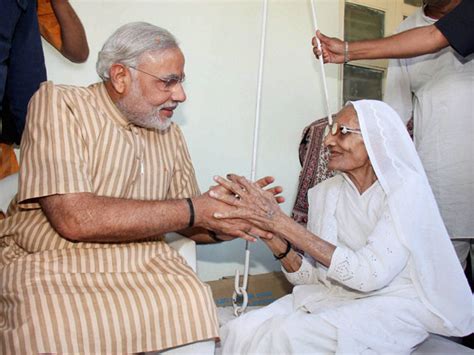 In Pics Pm Narendra Modis Touching Moments With His Mother Oneindia