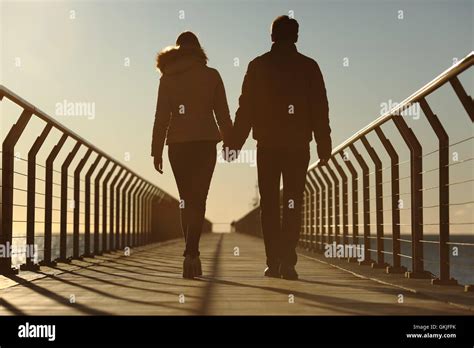 pareja paseando de espaldas fotografías e imágenes de alta resolución alamy