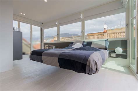 Camera da letto matrimoniale classica, robusta e tenuta benissimo, decorata con cornicette e decori in legno. Da Ex Veranda a Camera da Letto Spettacolare con Mobili ...